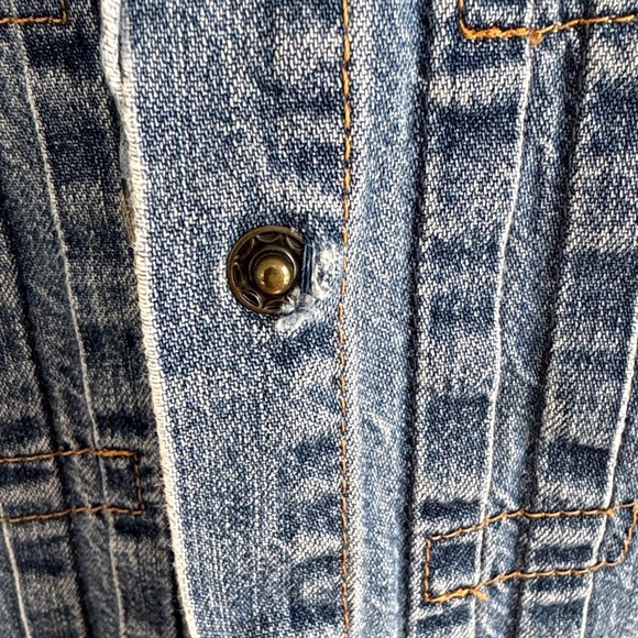 Vintage Levi’s Denim button down shirt size medium - Picture 8 of 8